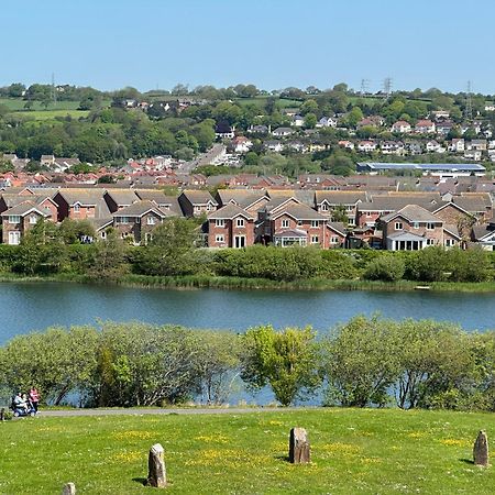 Stunning 2 Bed House Near Coastal Path/Lake/Beach Llanelli Bagian luar foto