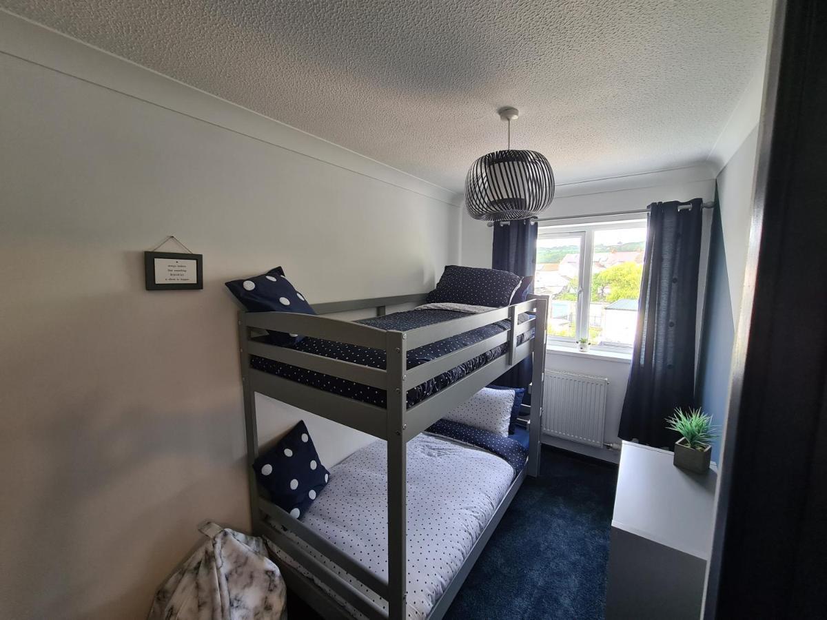 Stunning 2 Bed House Near Coastal Path/Lake/Beach Llanelli Bagian luar foto
