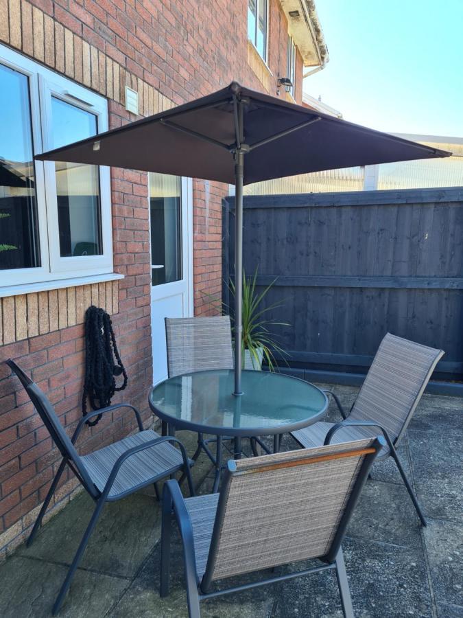 Stunning 2 Bed House Near Coastal Path/Lake/Beach Llanelli Bagian luar foto