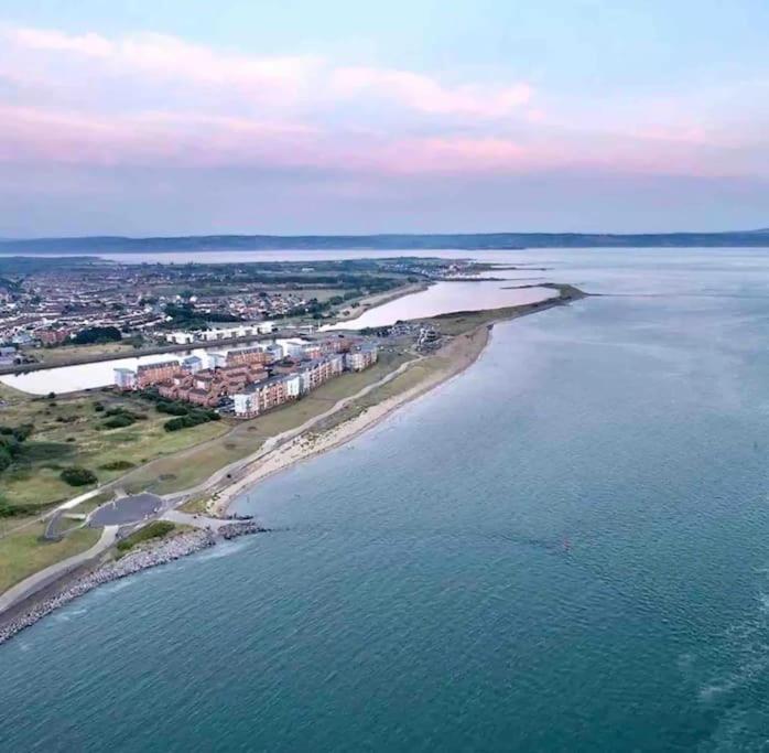Stunning 2 Bed House Near Coastal Path/Lake/Beach Llanelli Bagian luar foto